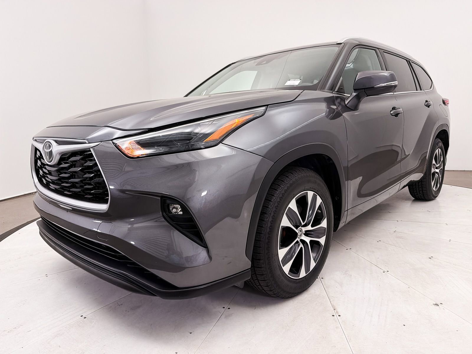 Used 2022 Toyota Highlander XLE FWD image 11