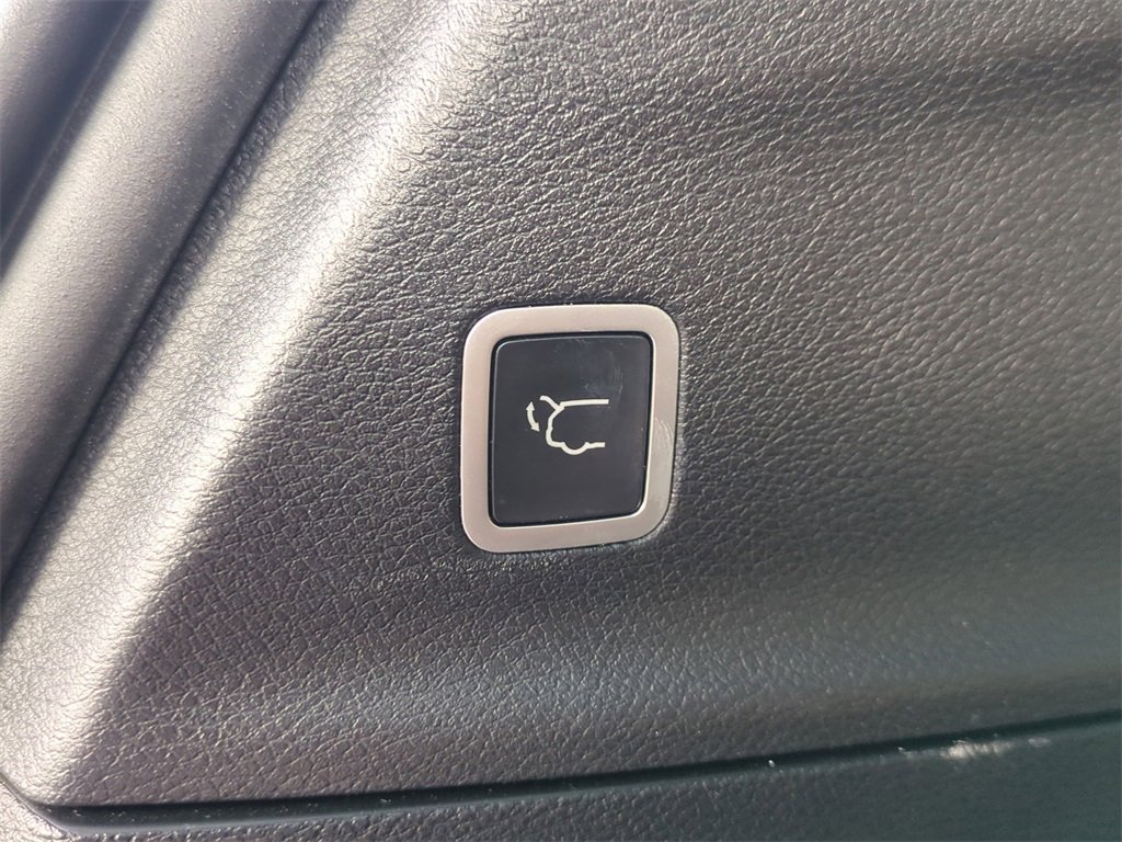 Used 2018 Chrysler Pacifica Limited w/ Tire & Wheel Group image 15