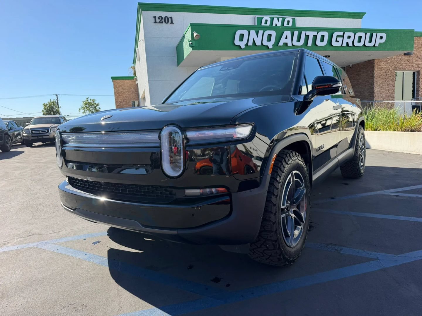 Used 2025 Rivian R1S Adventure Dual AWD/4WD image 2