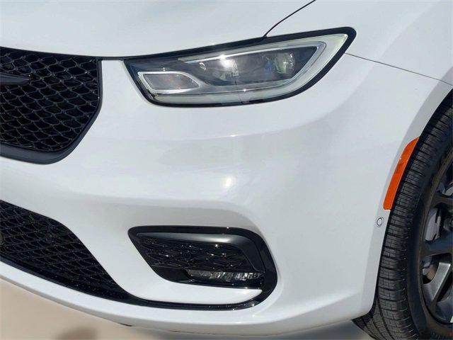 New 2026 Chrysler Pacifica Limited w/ Uconnect Theater Family Group image 11