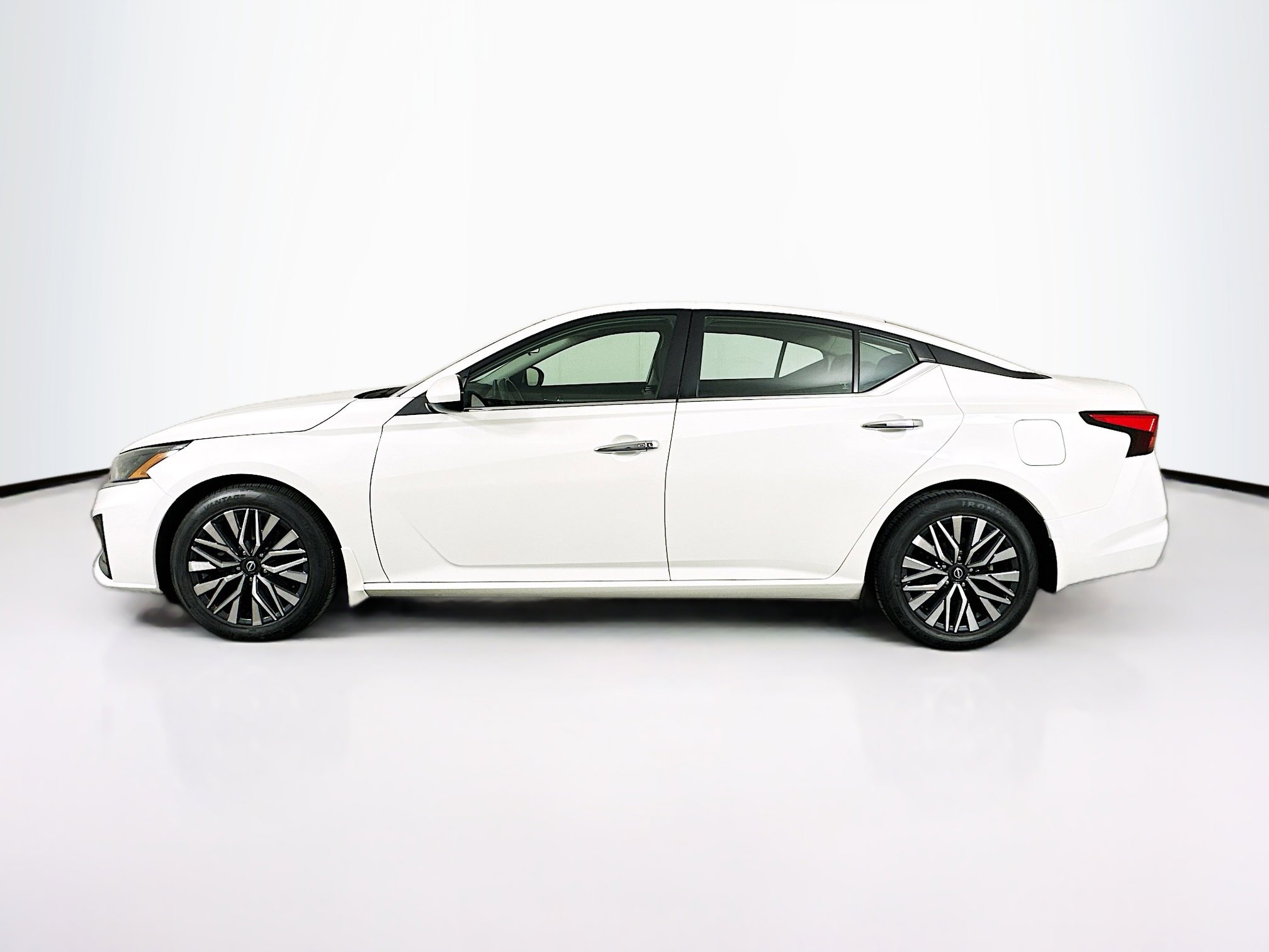 Used 2023 Nissan Altima 2.5 SV w/ SV Premium Package FWD image 4
