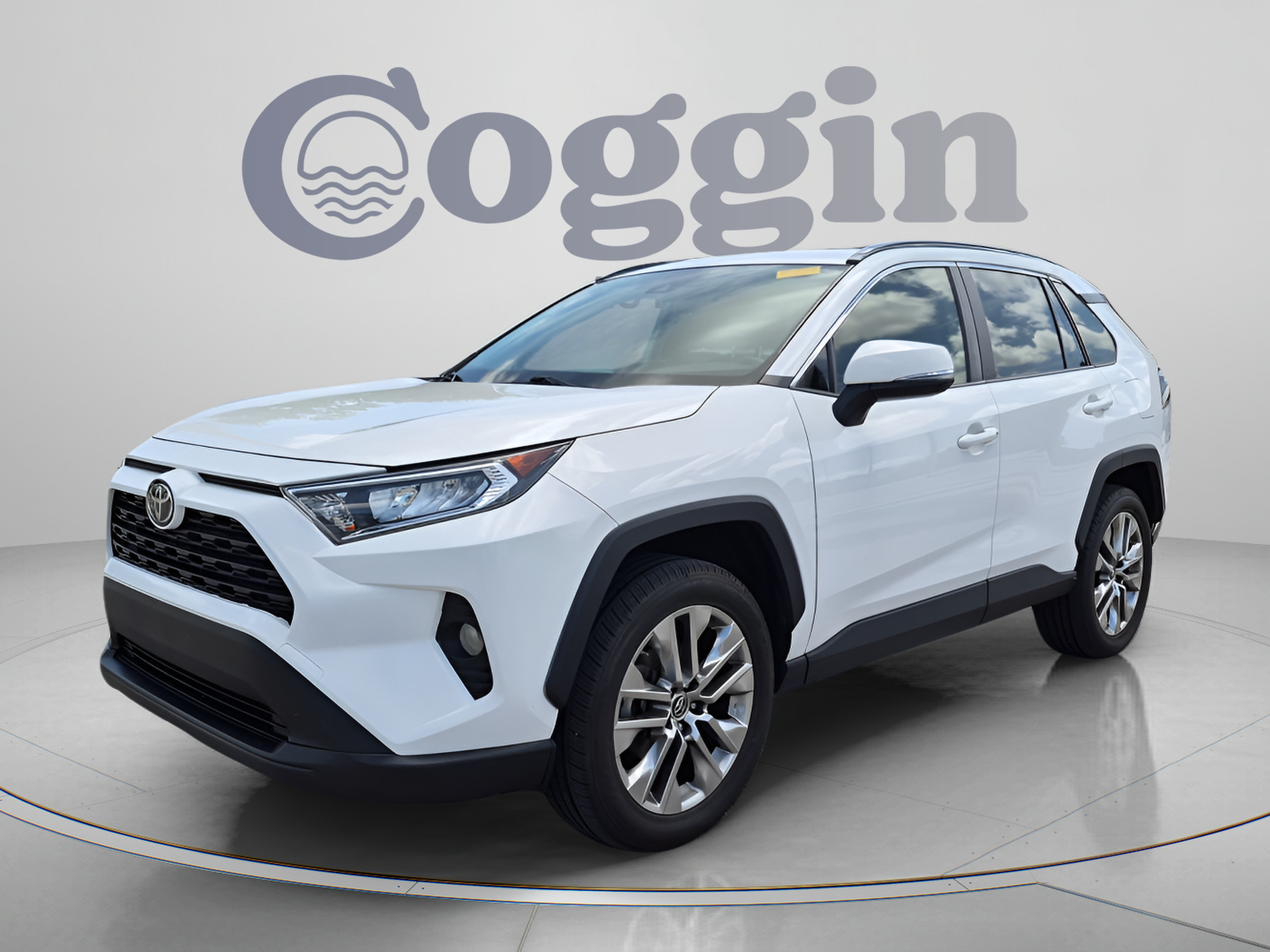 Used 2019 Toyota RAV4 XLE Premium FWD image 2