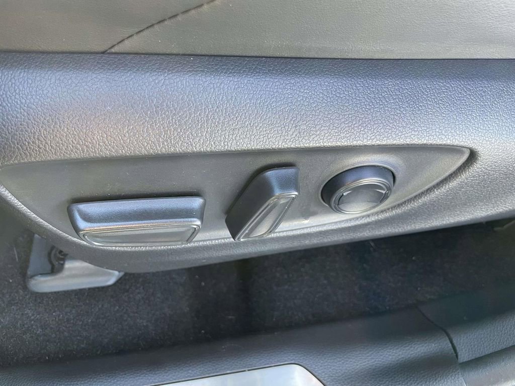 Used 2023 Toyota Venza XLE image 14