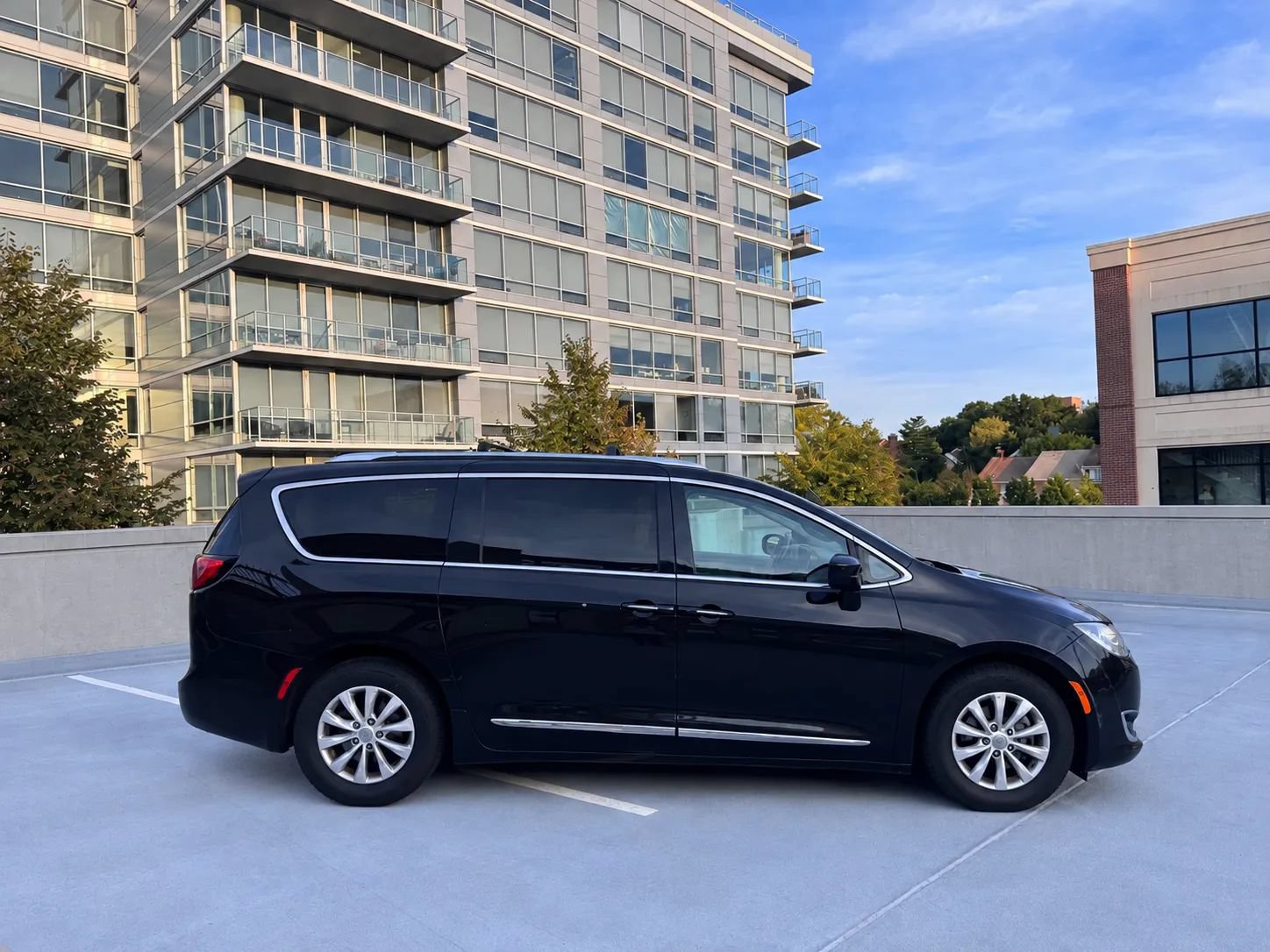 Used 2018 Chrysler Pacifica Touring-L FWD image 5