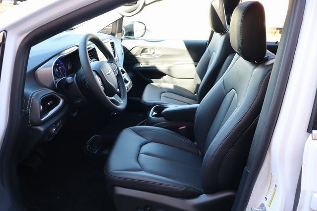 New 2026 Chrysler Pacifica Select image 10