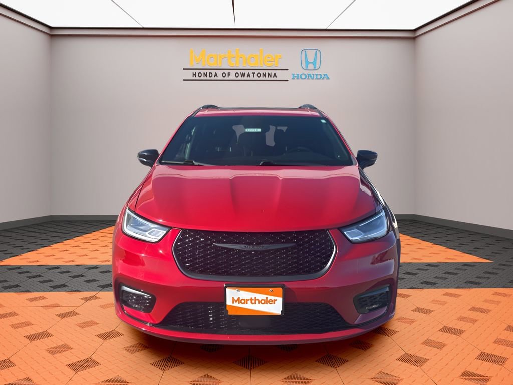 Used 2025 Chrysler Pacifica Limited image 8