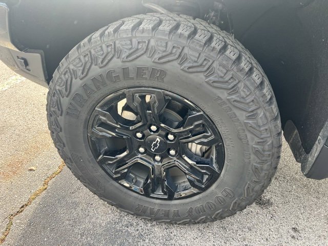 Used 2025 Chevrolet Silverado 1500 ZR2 w/ Dark Appearance Package image 14