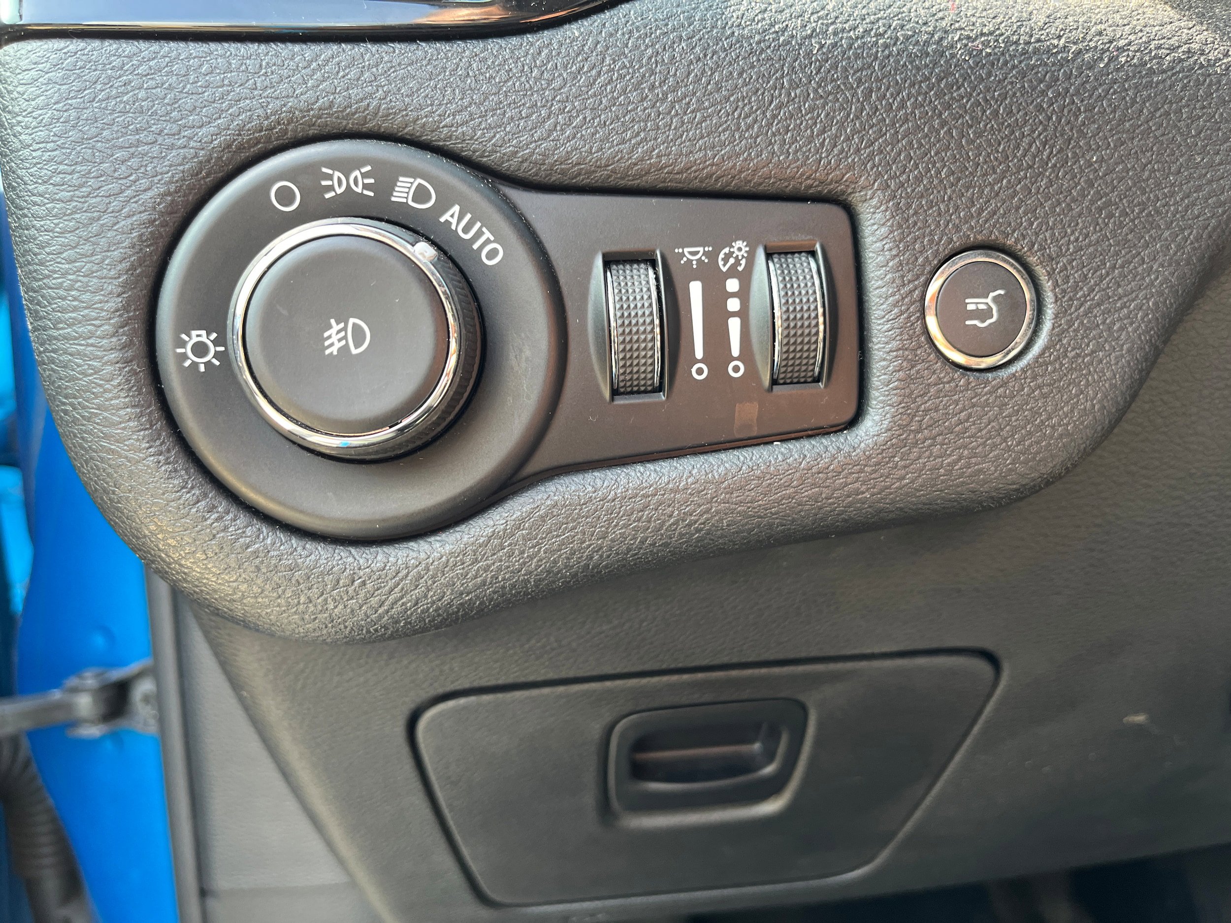 Used 2020 Jeep Cherokee Latitude Plus AWD/4WD image 22