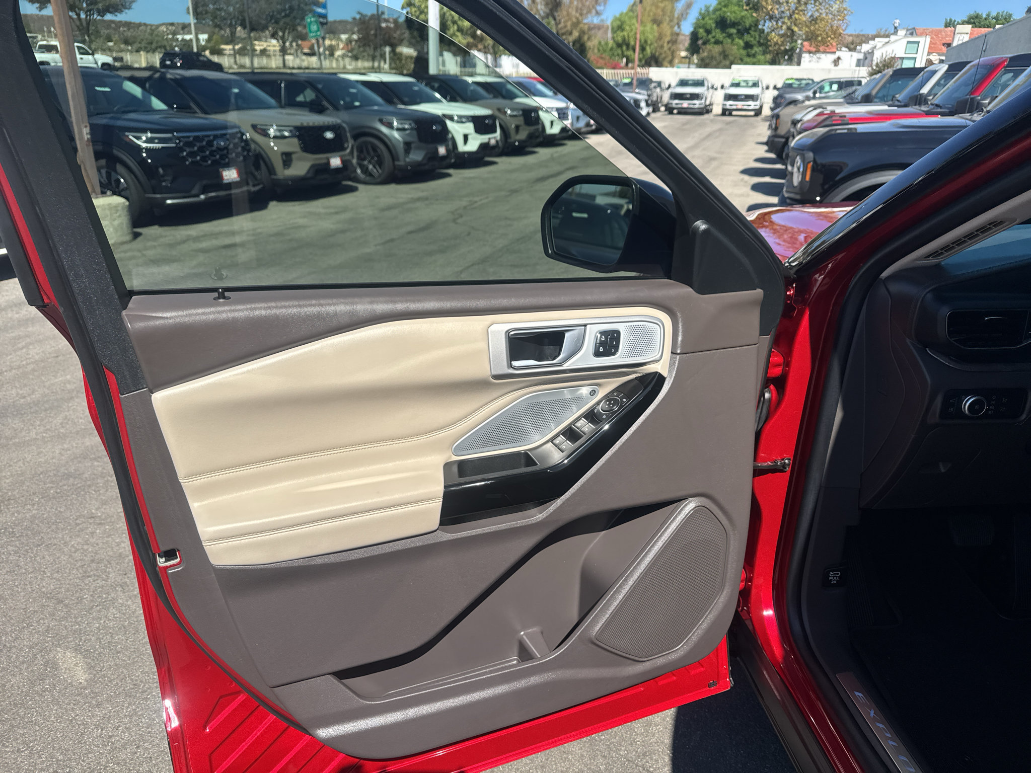 Used 2022 Ford Explorer Platinum w/ Technology Package AWD/4WD image 7
