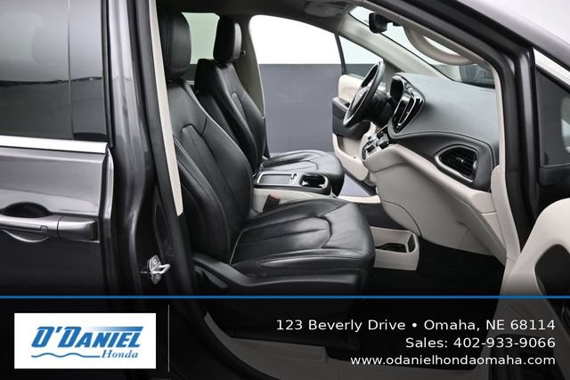 Used 2022 Chrysler Pacifica Touring-L FWD image 45
