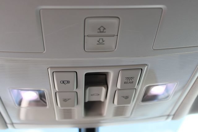 Used 2020 Volkswagen Tiguan SE R-Line FWD image 25