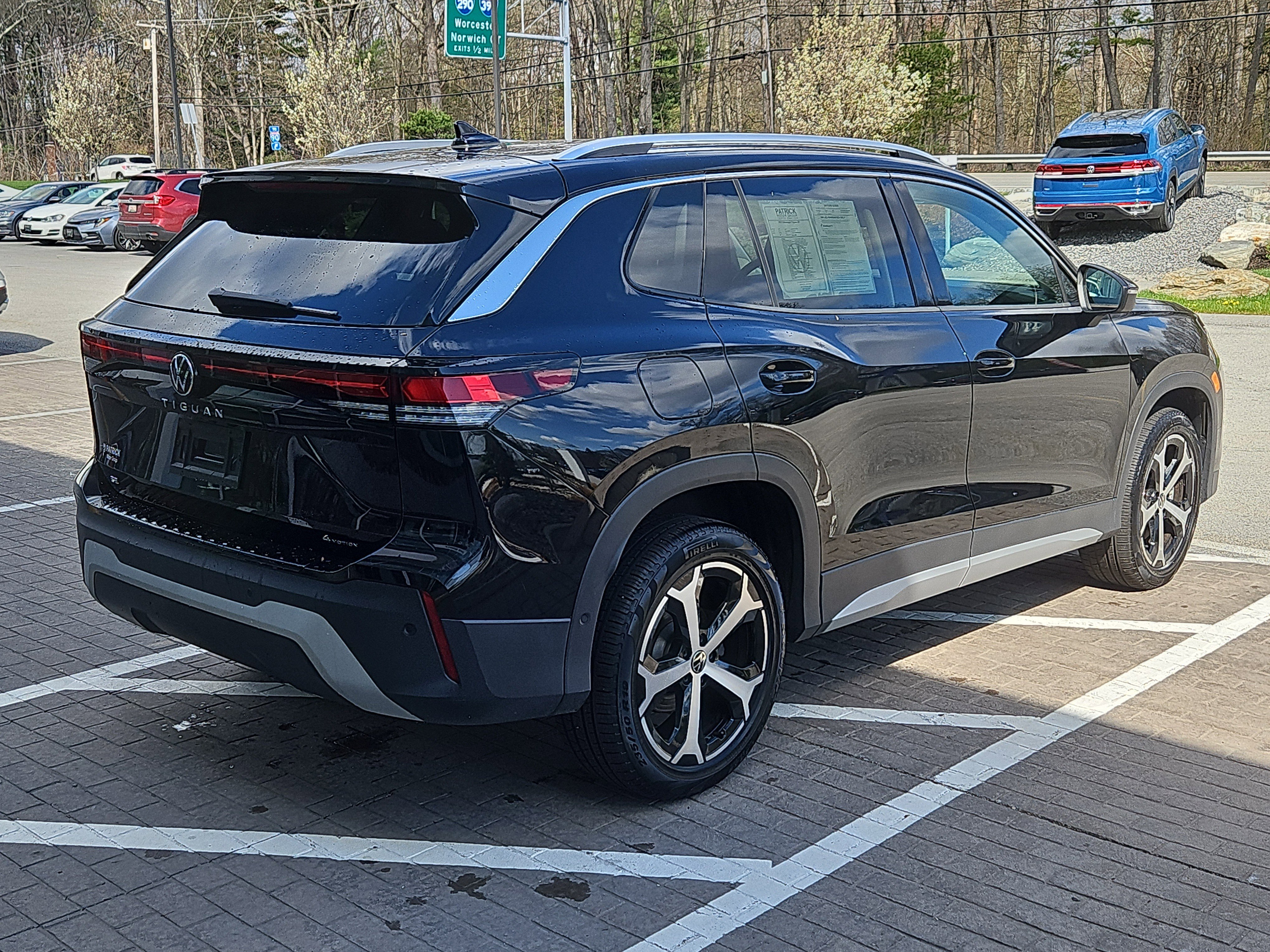 Used 2025 Volkswagen Tiguan SE image 2