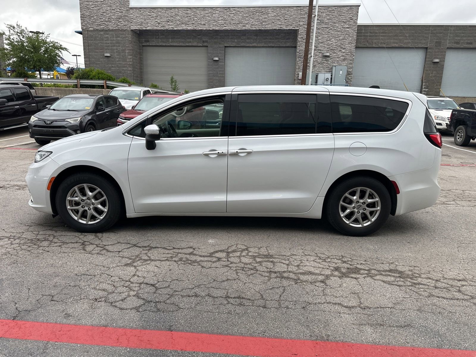 Used 2023 Chrysler Pacifica Touring-L image 3