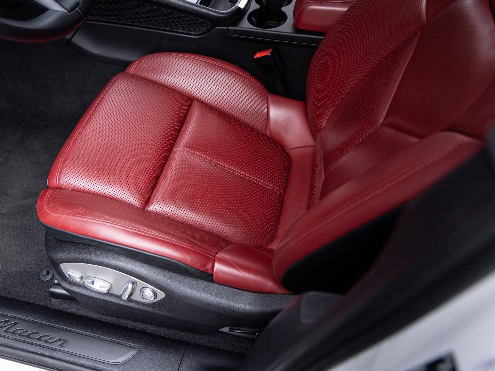 Certified 2024 Porsche Macan image 22