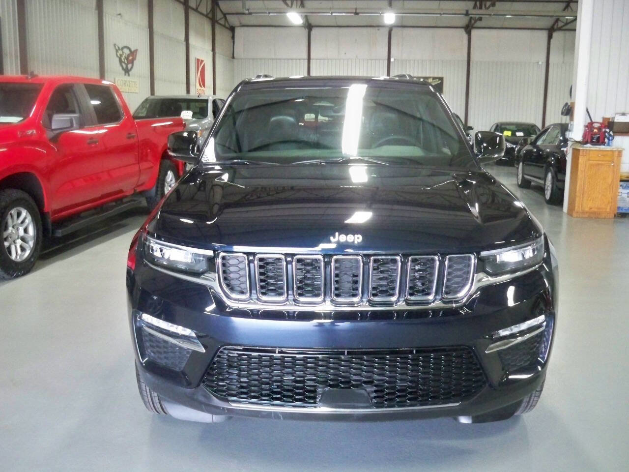 Used 2024 Jeep Grand Cherokee Limited image 2