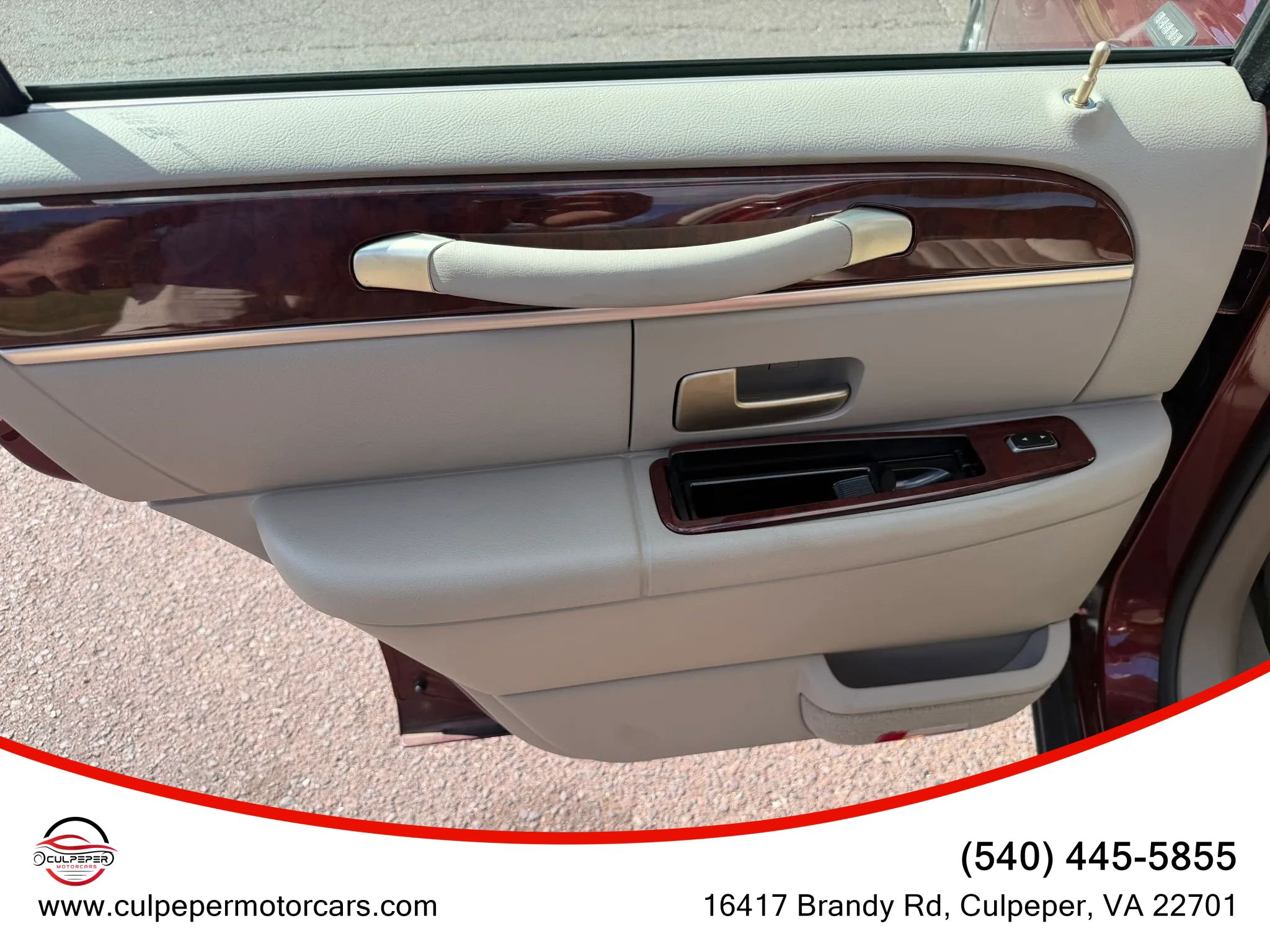 Used 2004 Lincoln Town Car Signature RWD image 10