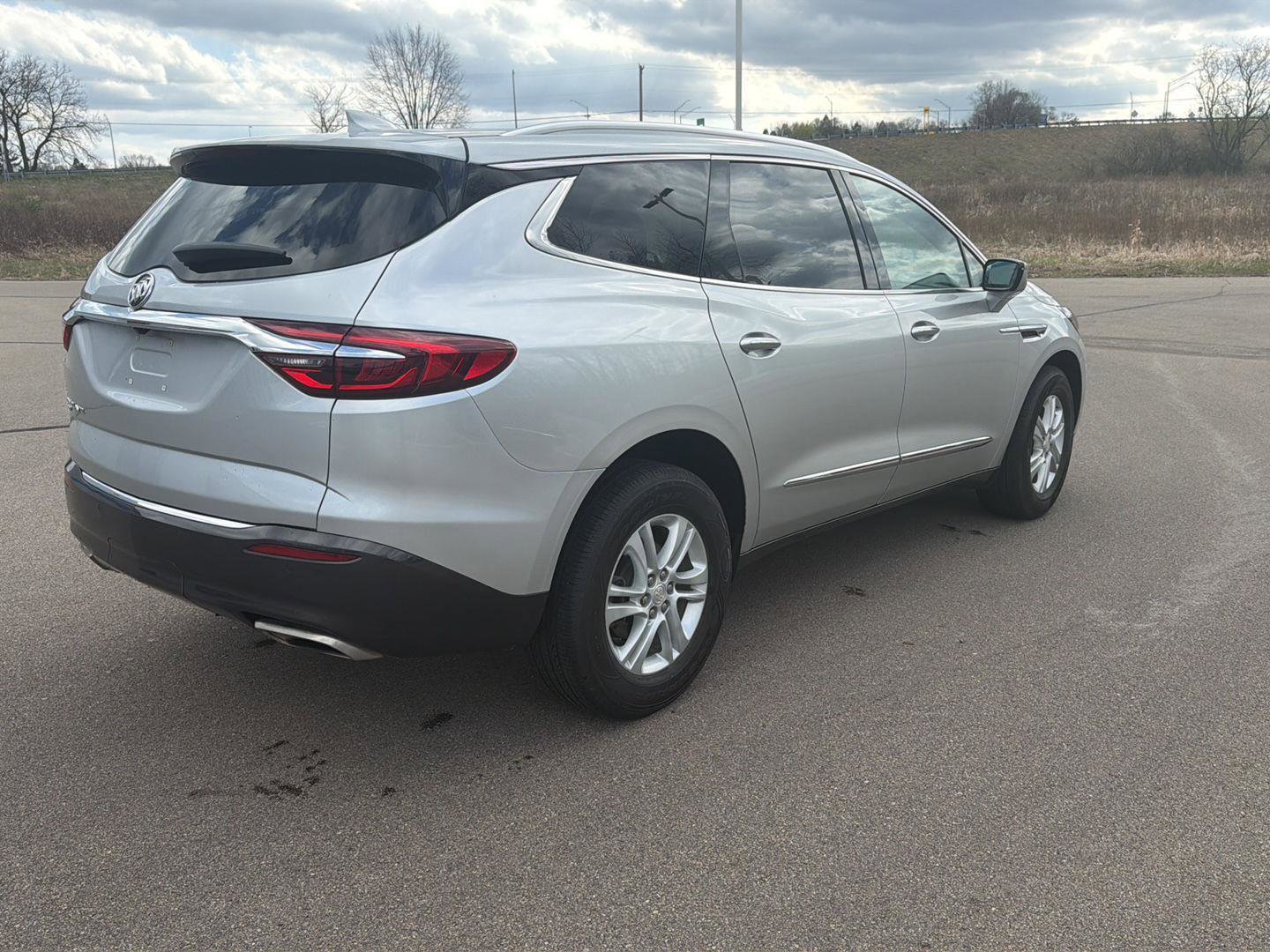 Used 2021 Buick Enclave Essence image 5