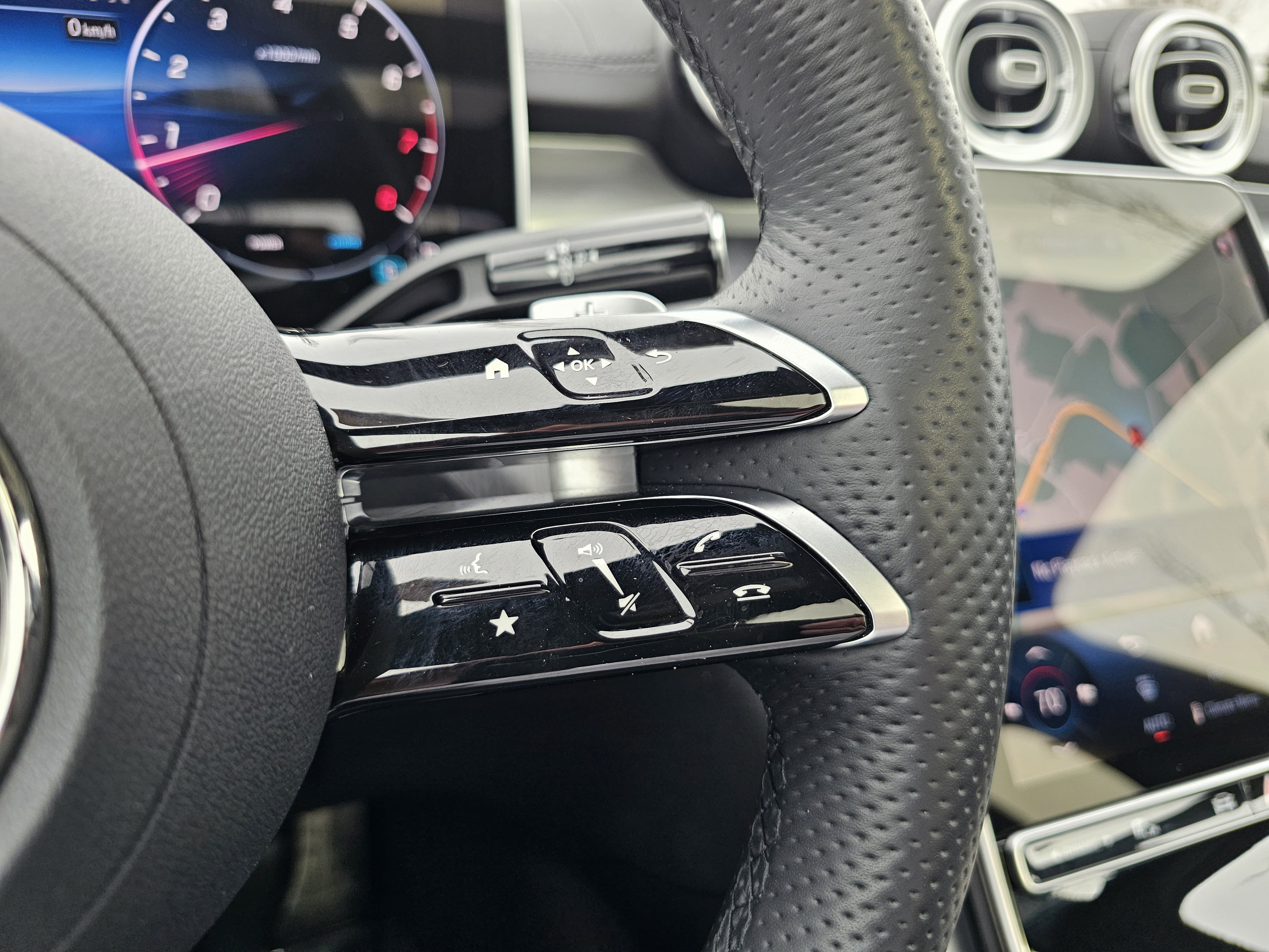 Used 2025 Mercedes-Benz C 300 4MATIC Sedan image 37