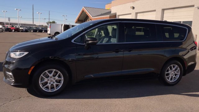 Used 2024 Chrysler Pacifica Touring-L FWD image 7