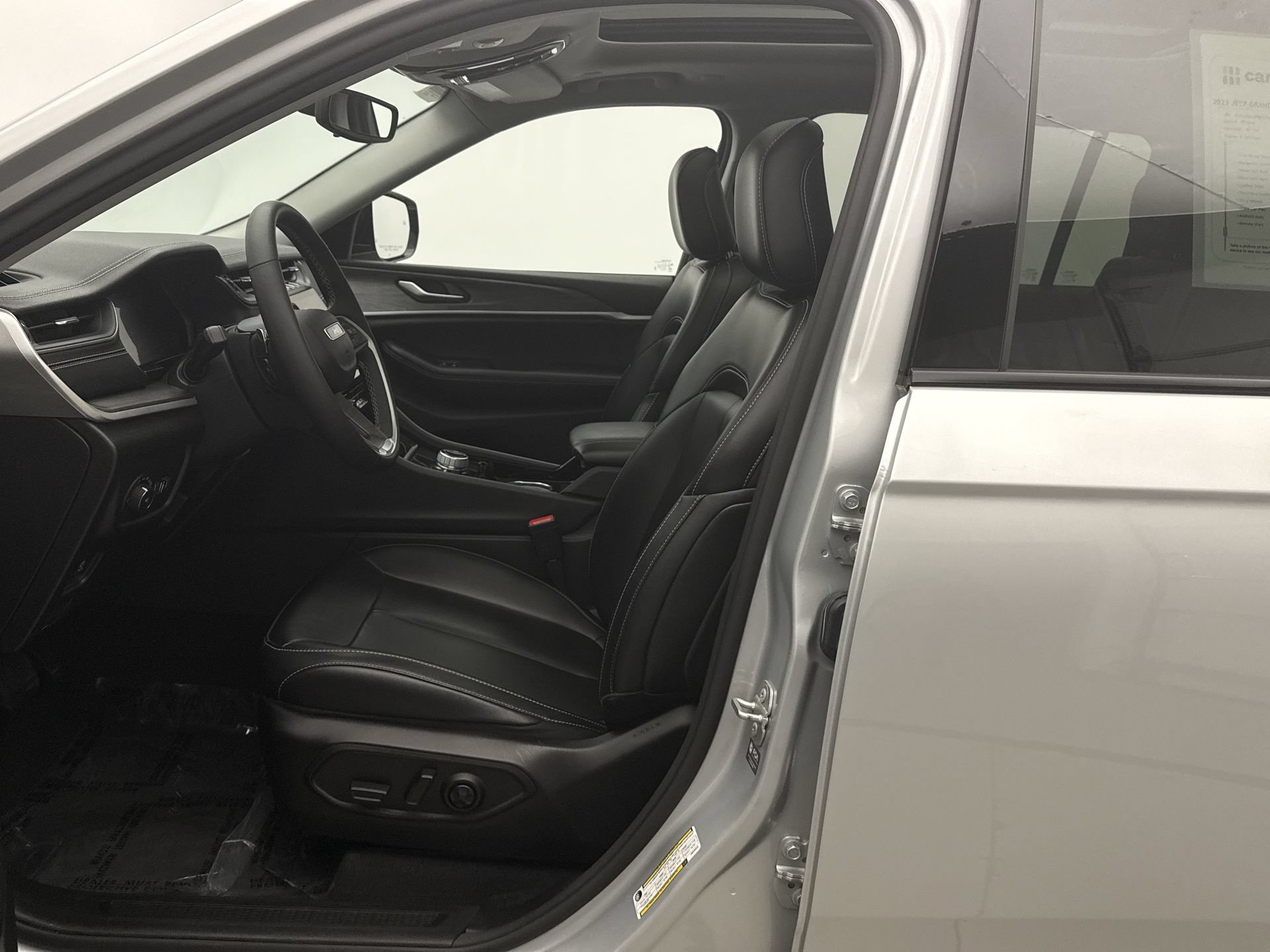 Used 2023 Jeep Grand Cherokee L Limited AWD/4WD image 11