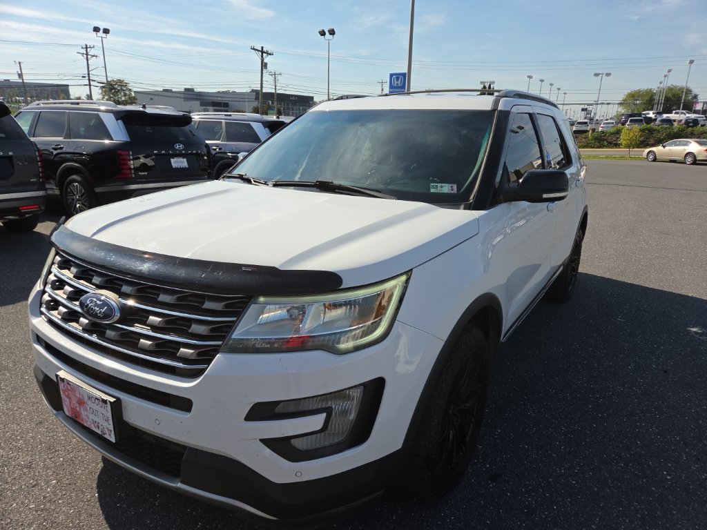 Used 2016 Ford Explorer XLT w/ Equipment Group 202A AWD/4WD image 9