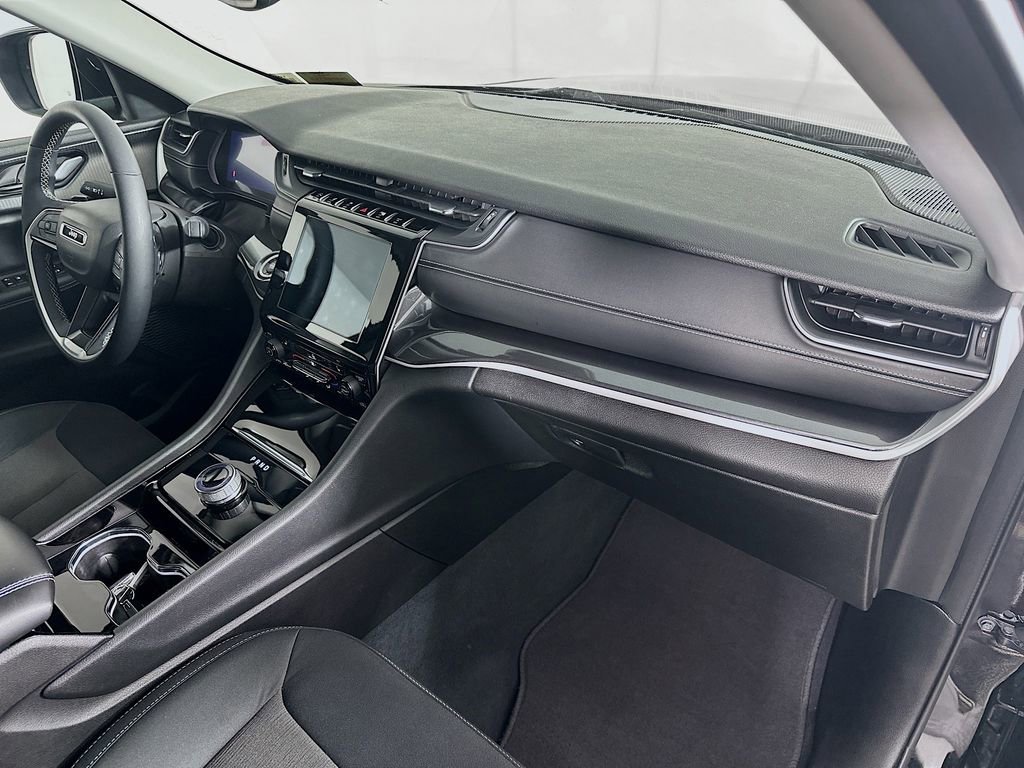 Used 2023 Jeep Grand Cherokee Laredo w/ Luxury Tech Group I image 31