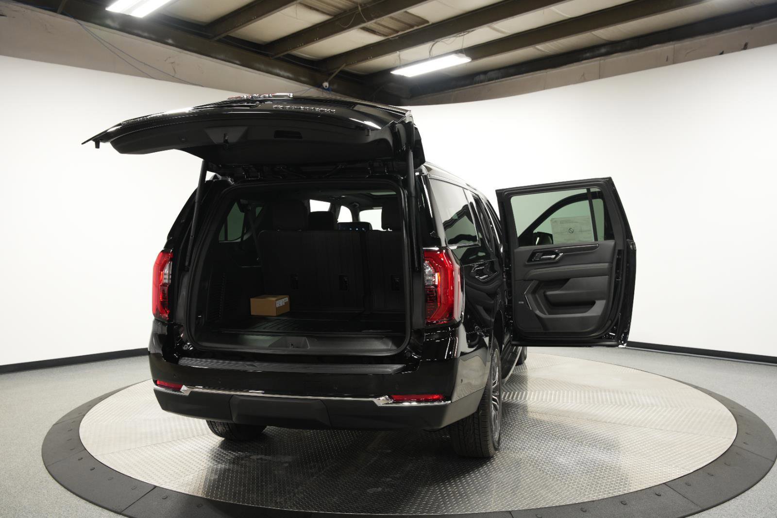 New 2026 GMC Yukon XL Elevation w/ Elevation Premium Package AWD/4WD image 12
