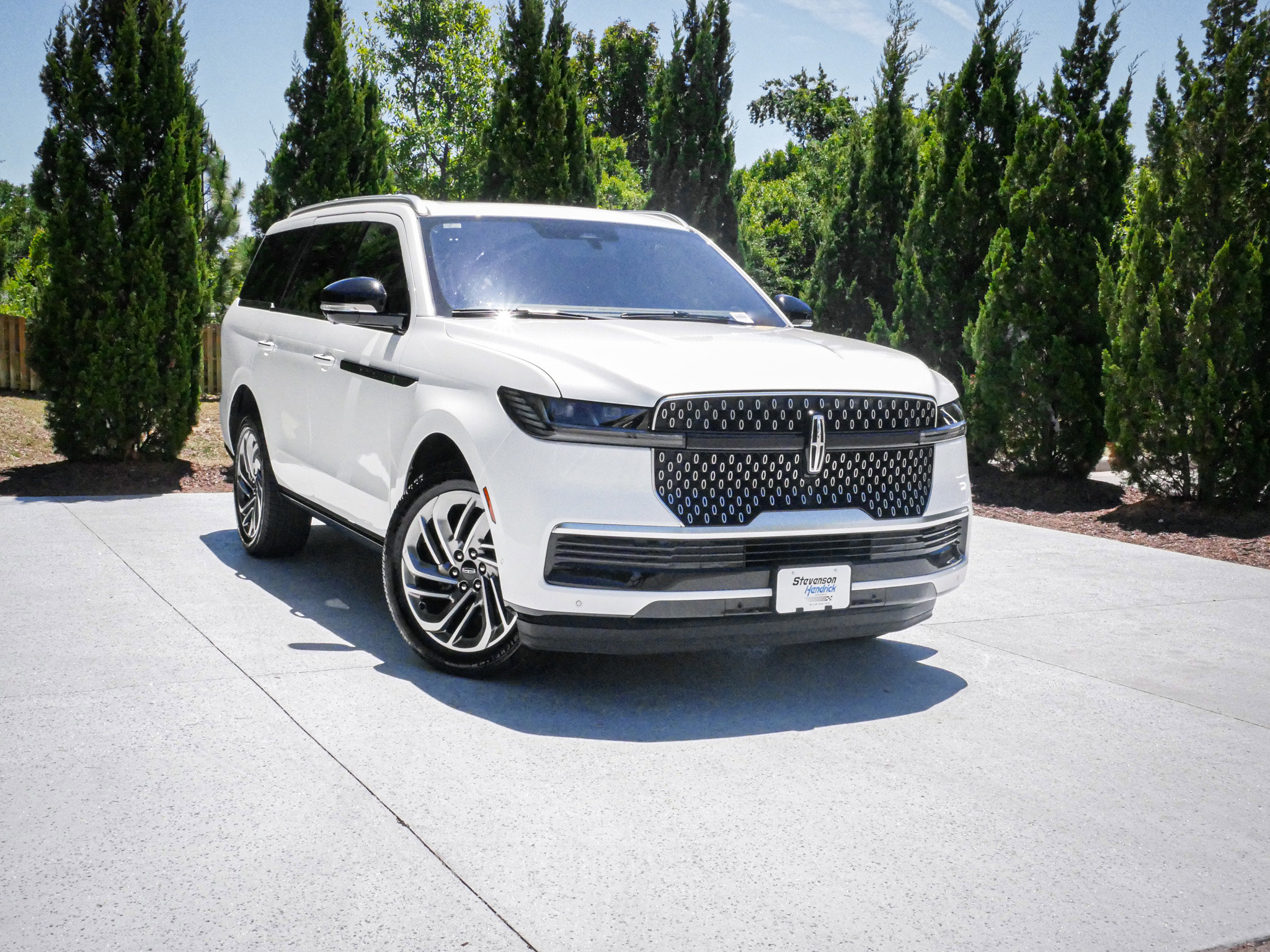 Used 2025 Lincoln Navigator Reserve AWD/4WD image 2