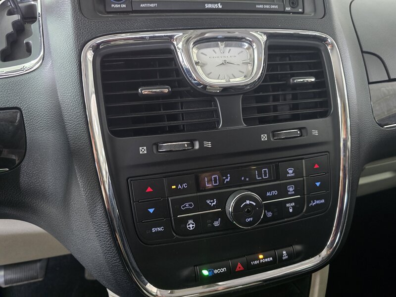 Used 2015 Chrysler Town & Country Touring w/ Driver Convenience Group FWD image 28