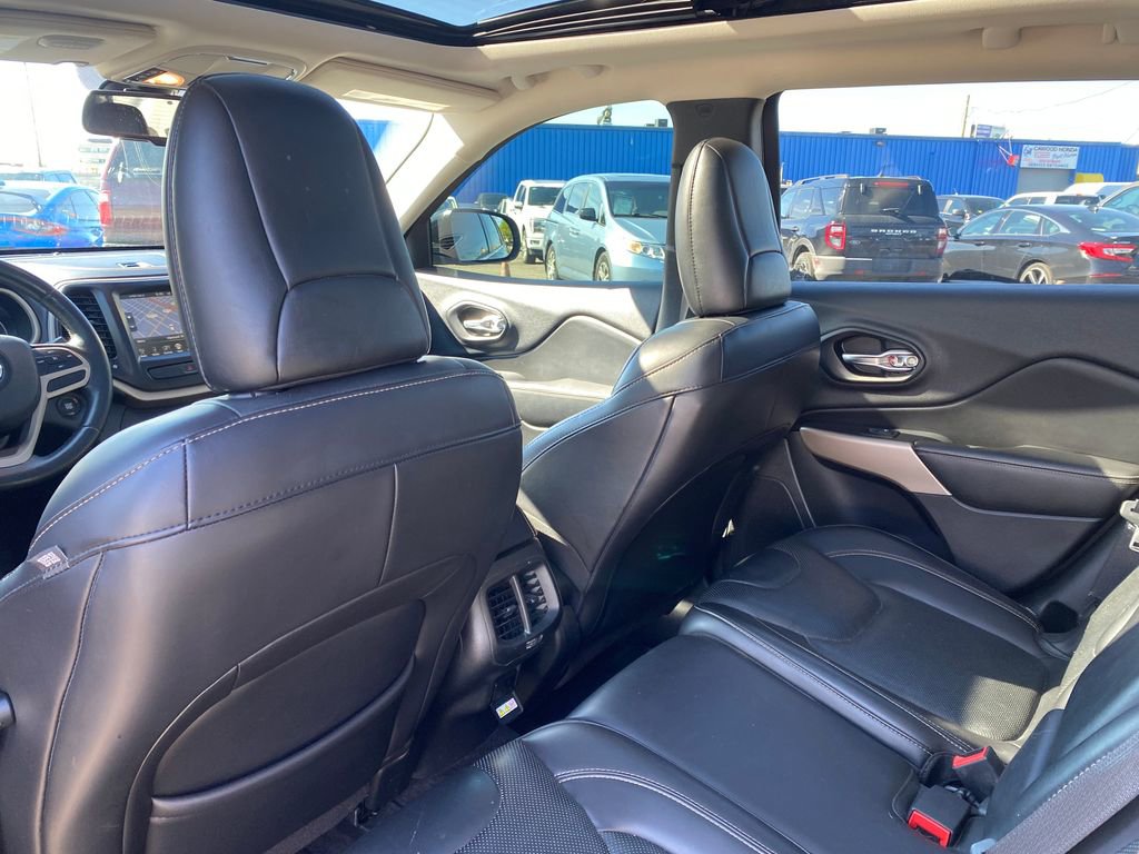 Used 2017 Jeep Cherokee Limited w/ Luxury Group AWD/4WD image 16