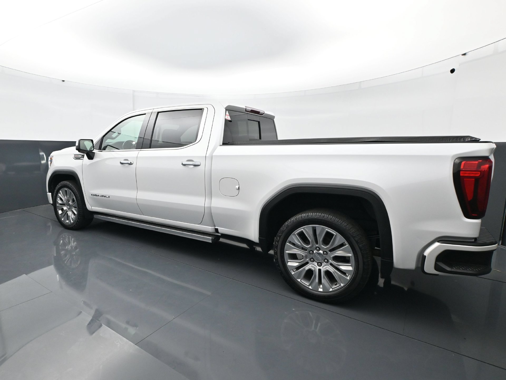 Used 2022 GMC Sierra 1500 Denali w/ Denali Premium Package AWD/4WD image 4
