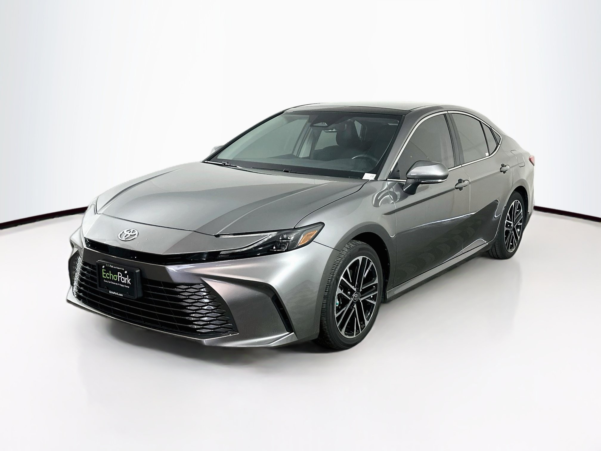 Used 2025 Toyota Camry XLE FWD image 3