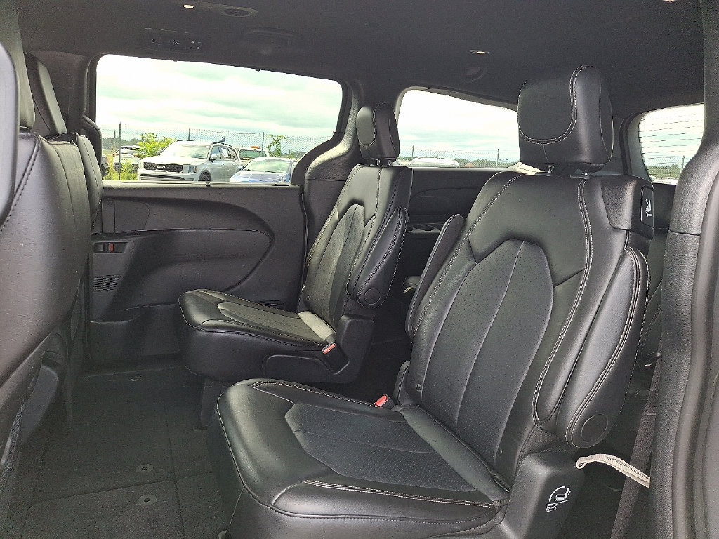 Used 2025 Chrysler Pacifica Select FWD image 10