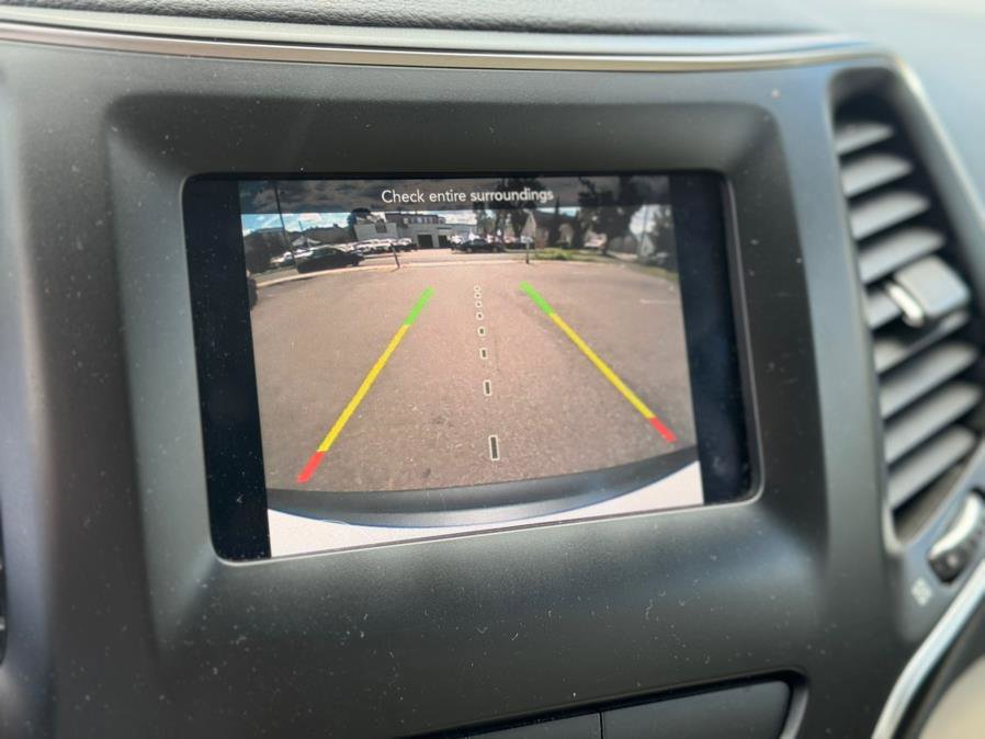 Used 2019 Jeep Cherokee Latitude w/ Cold Weather Group image 16