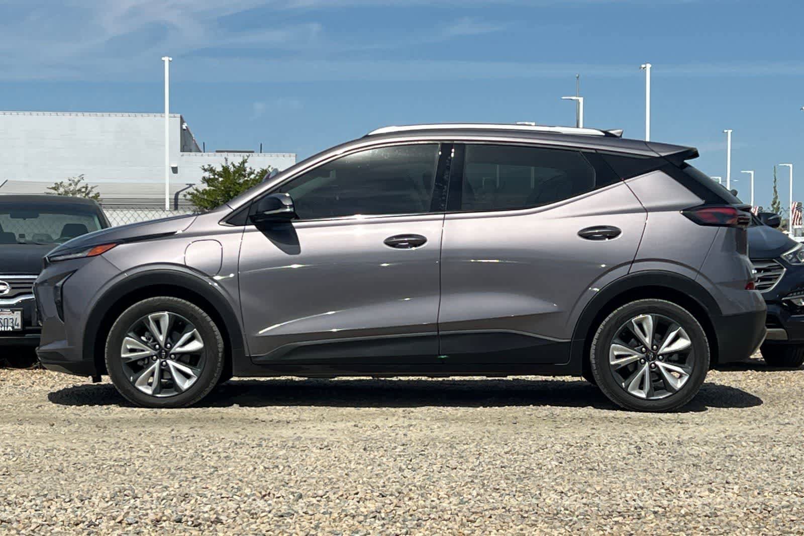 Used 2022 Chevrolet Bolt EUV LT w/ Convenience Package FWD image 6