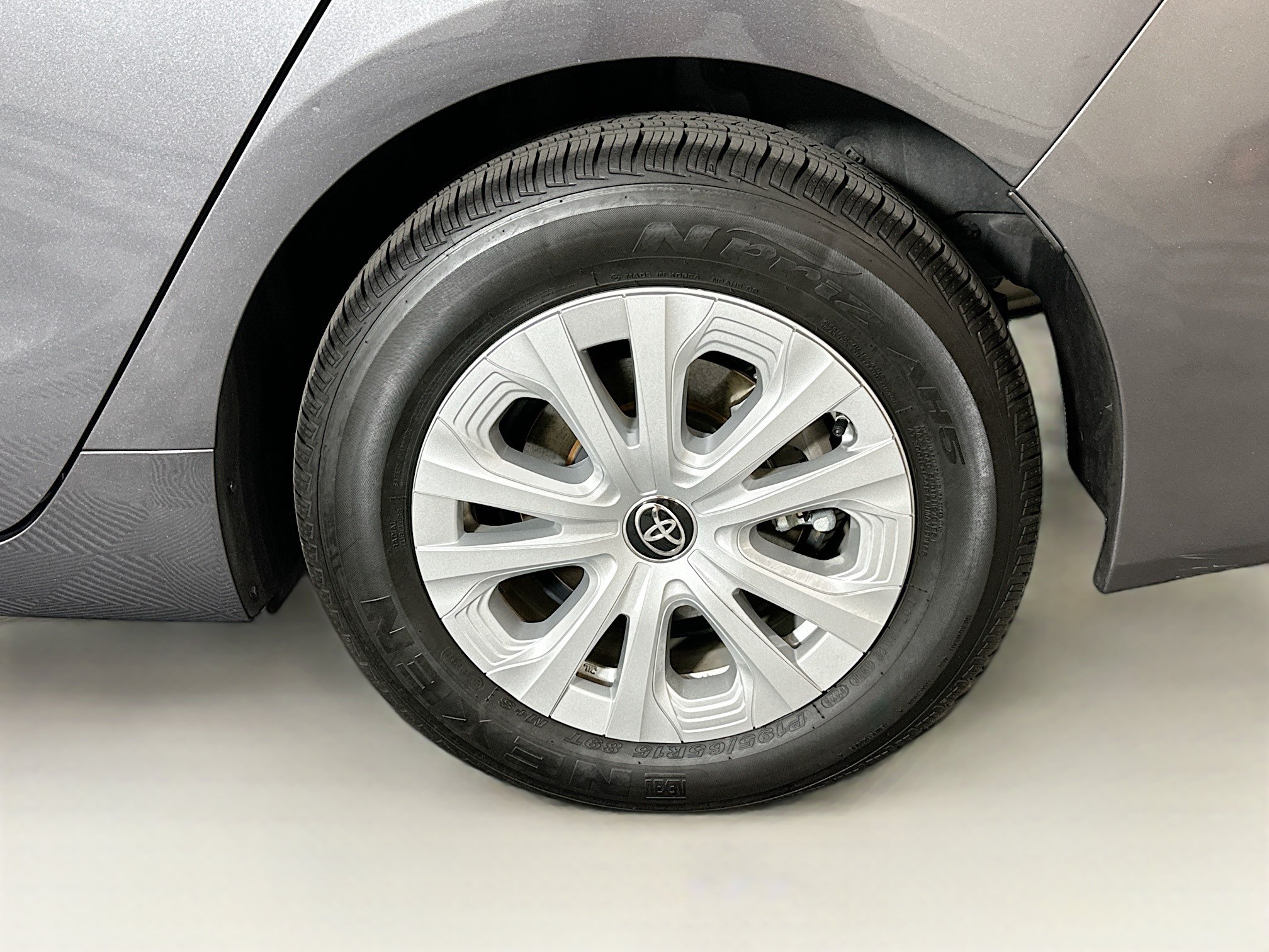 Used 2021 Toyota Prius L Eco w/ Carpet Mat Package (TMS) FWD image 11