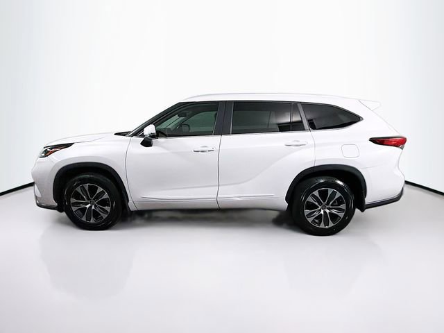 Used 2023 Toyota Highlander XLE AWD/4WD image 4