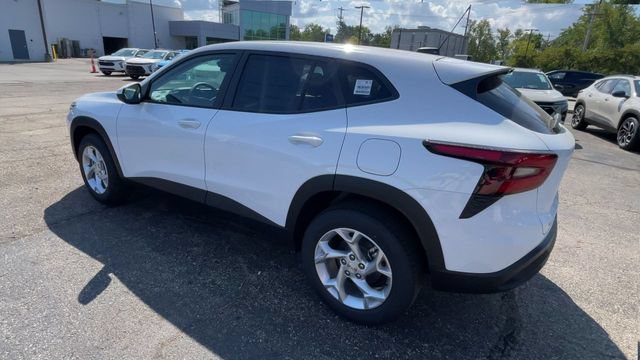New 2026 Chevrolet Trax LS w/ LS Convenience Package FWD image 8
