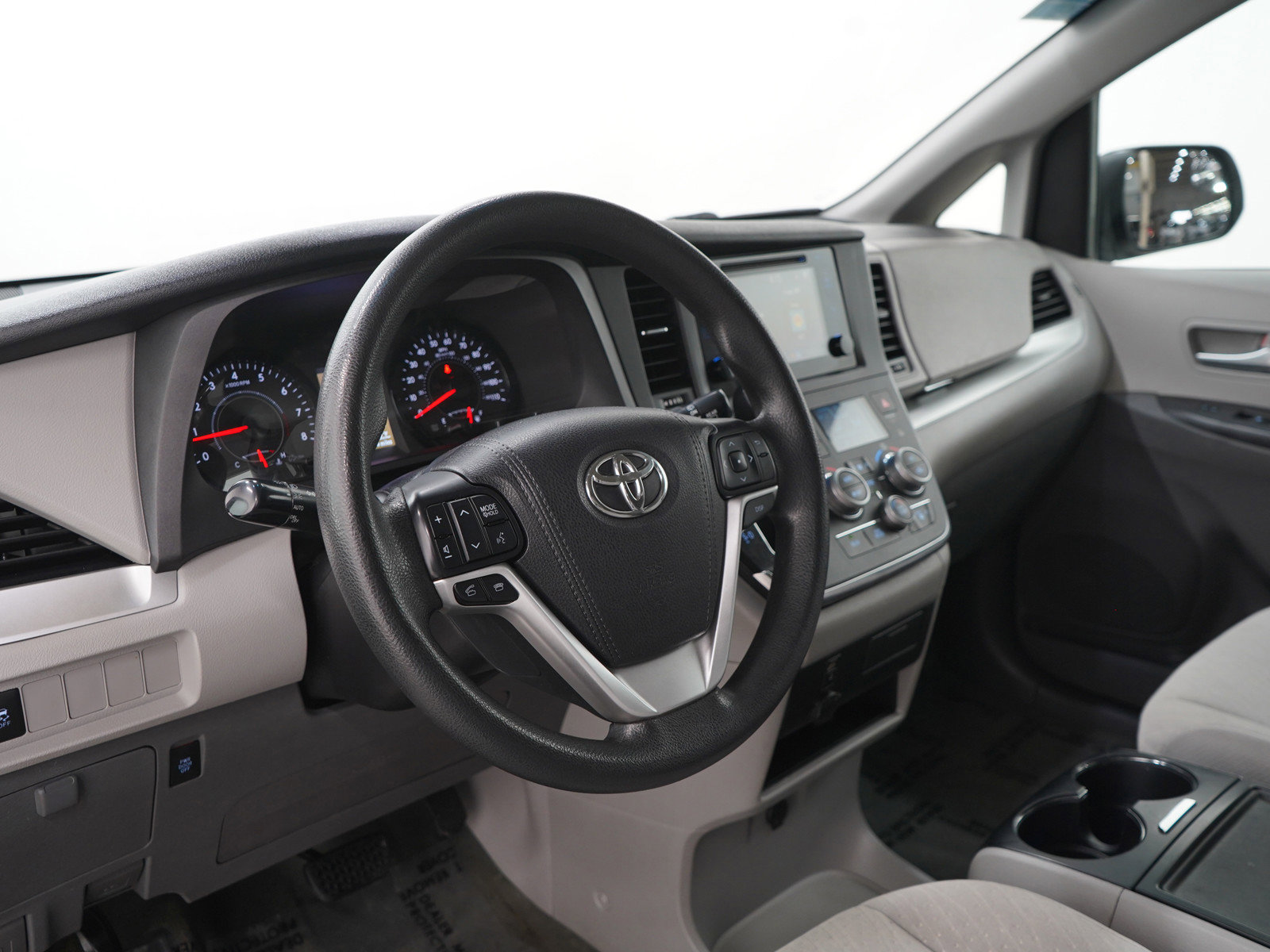 Used 2017 Toyota Sienna LE image 27