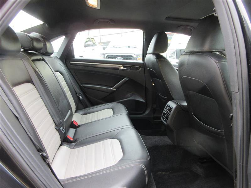 Used 2018 Volkswagen Passat 3.6 image 26