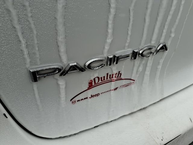 Used 2023 Chrysler Pacifica Touring-L FWD image 13