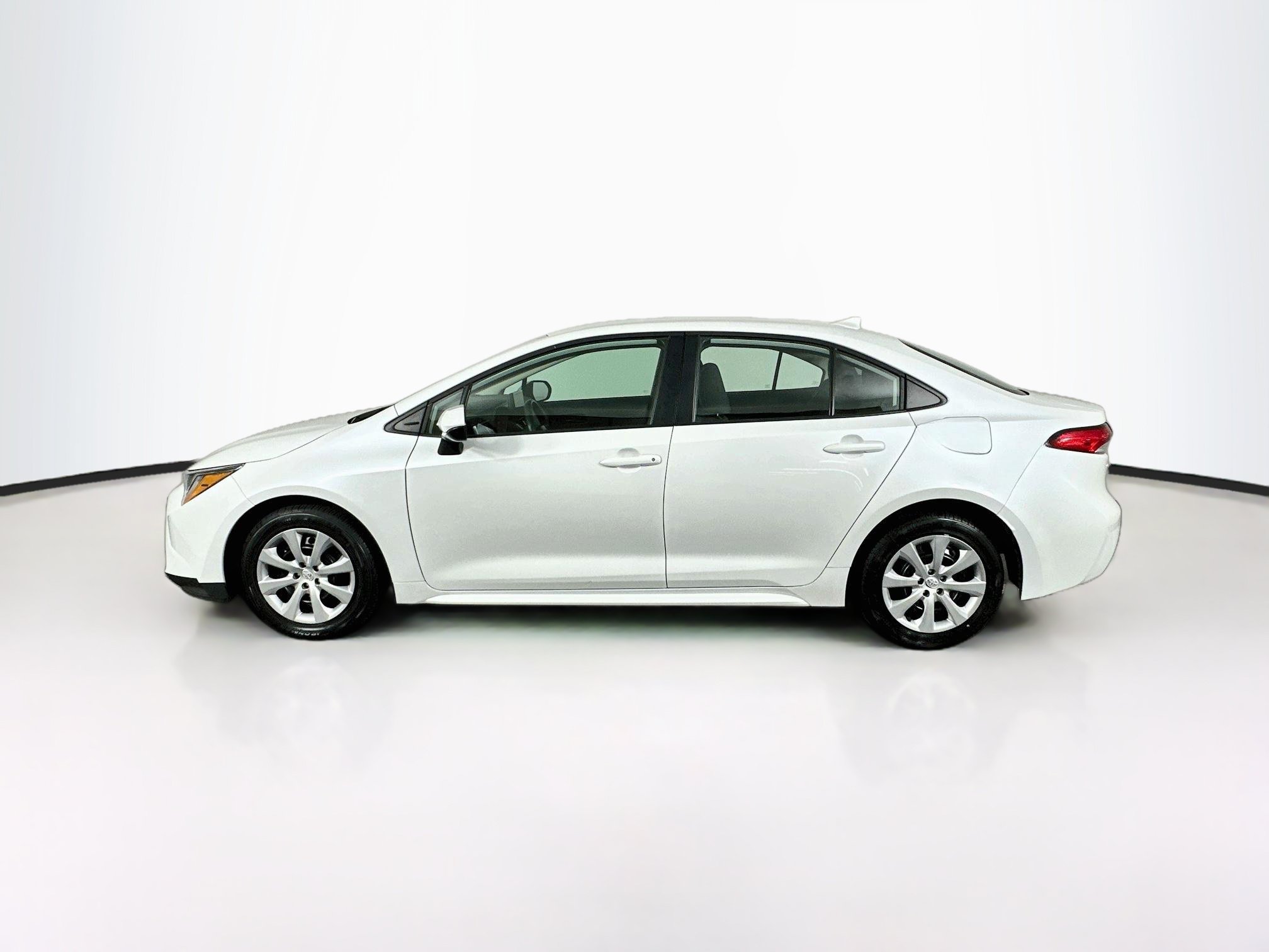Used 2025 Toyota Corolla LE FWD image 4