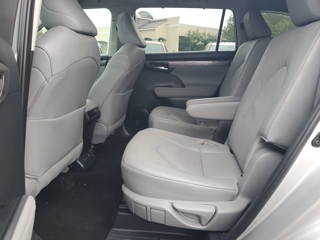 Used 2024 Toyota Highlander Limited AWD/4WD image 24