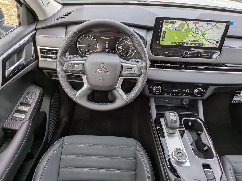New 2025 Mitsubishi Outlander SE image 17