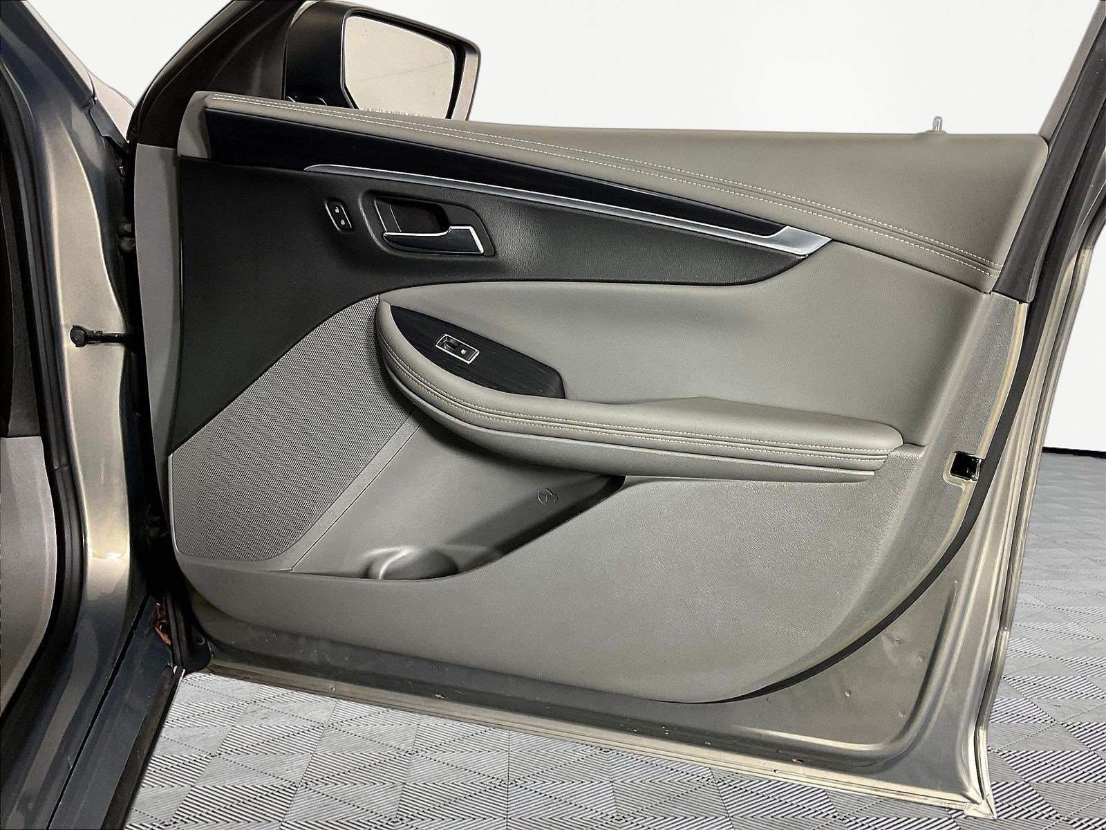 Used 2019 Chevrolet Impala LT FWD image 27