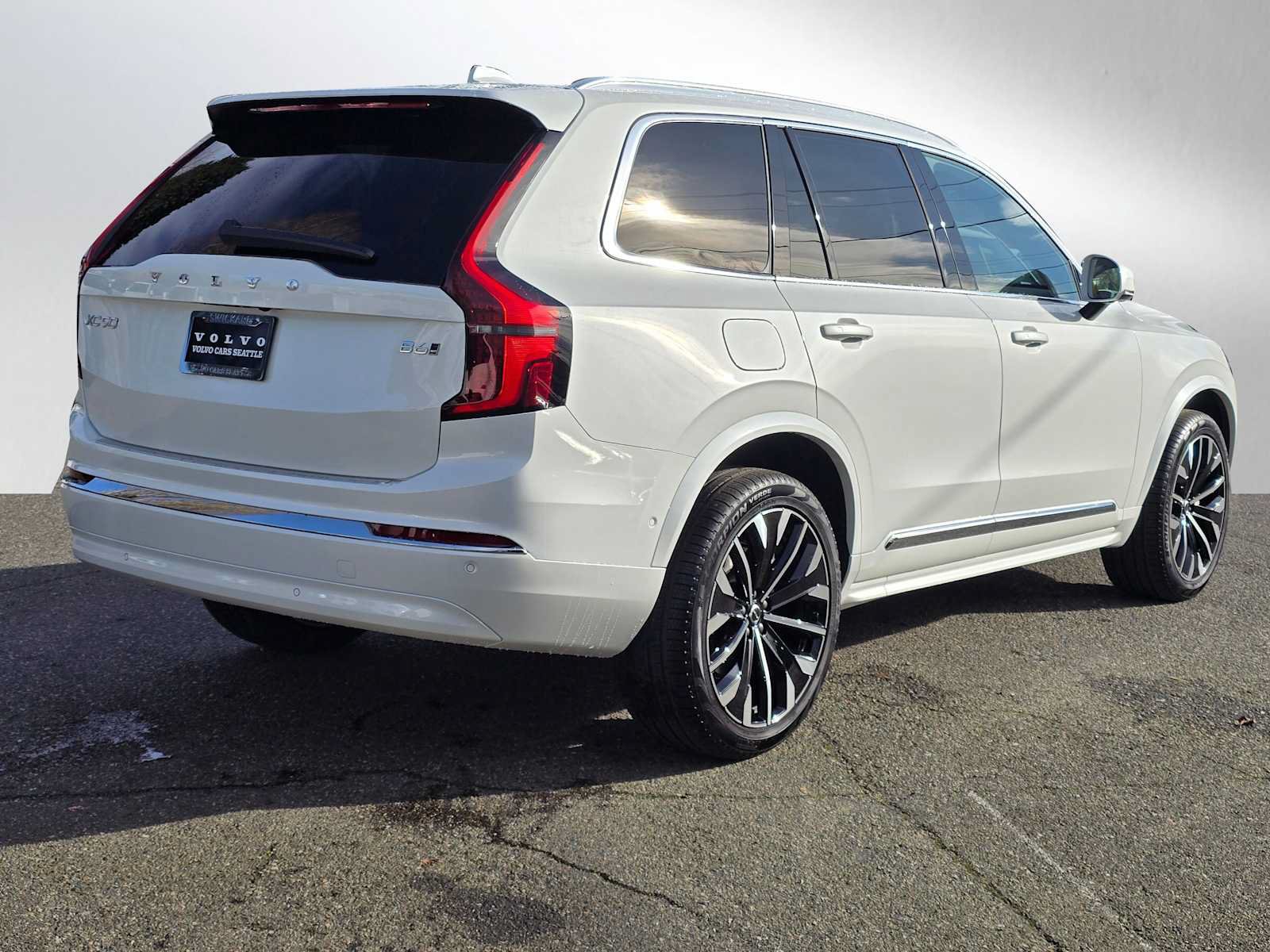 New 2026 Volvo XC90 B6 Plus w/ Protection Package Premier AWD/4WD image 11