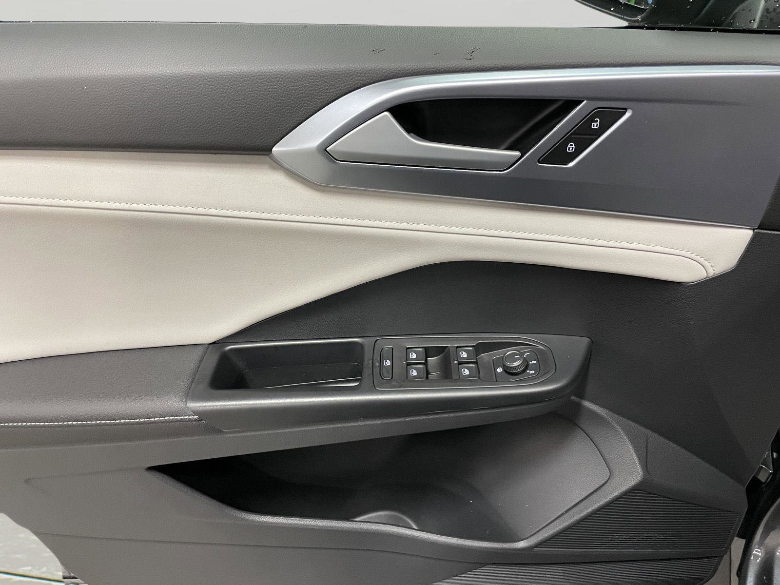 Used 2025 Volkswagen Taos SE image 22