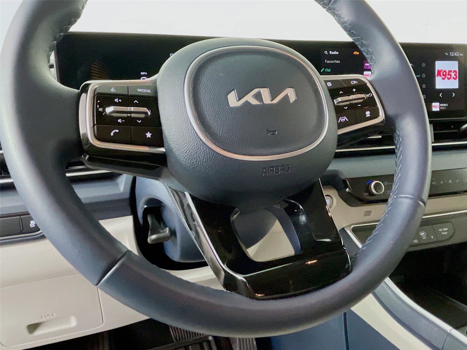 Used 2025 Kia Carnival EX image 14