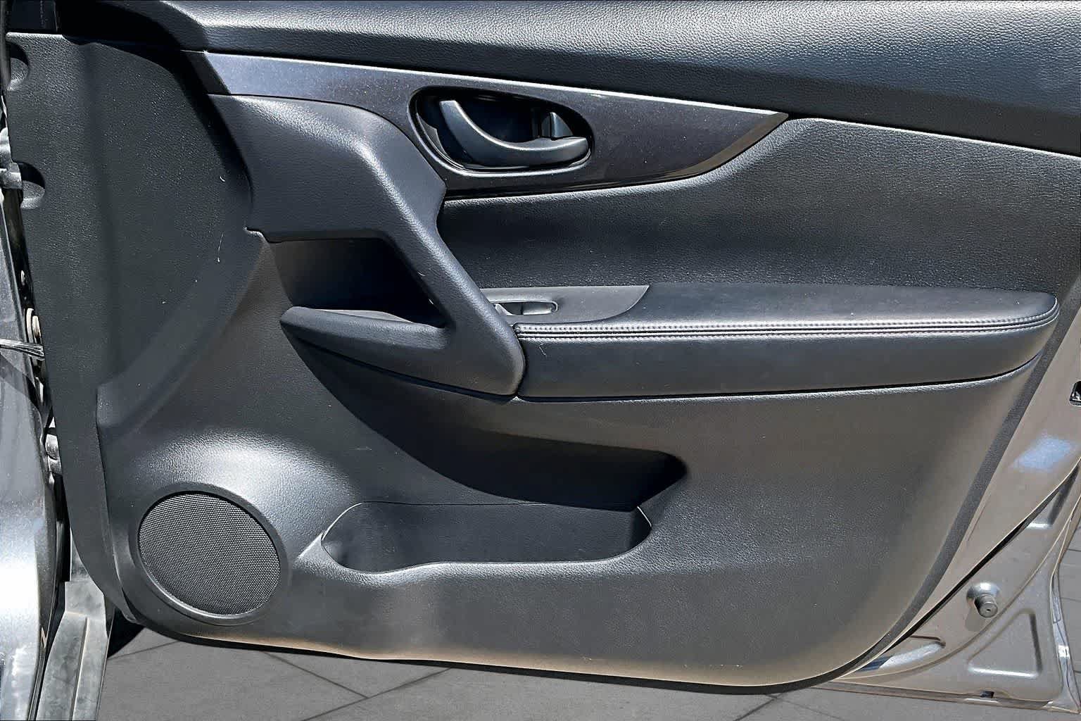 Used 2020 Nissan Rogue S FWD image 24