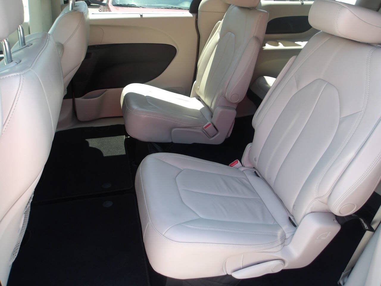 Used 2017 Chrysler Pacifica Touring-L FWD image 9